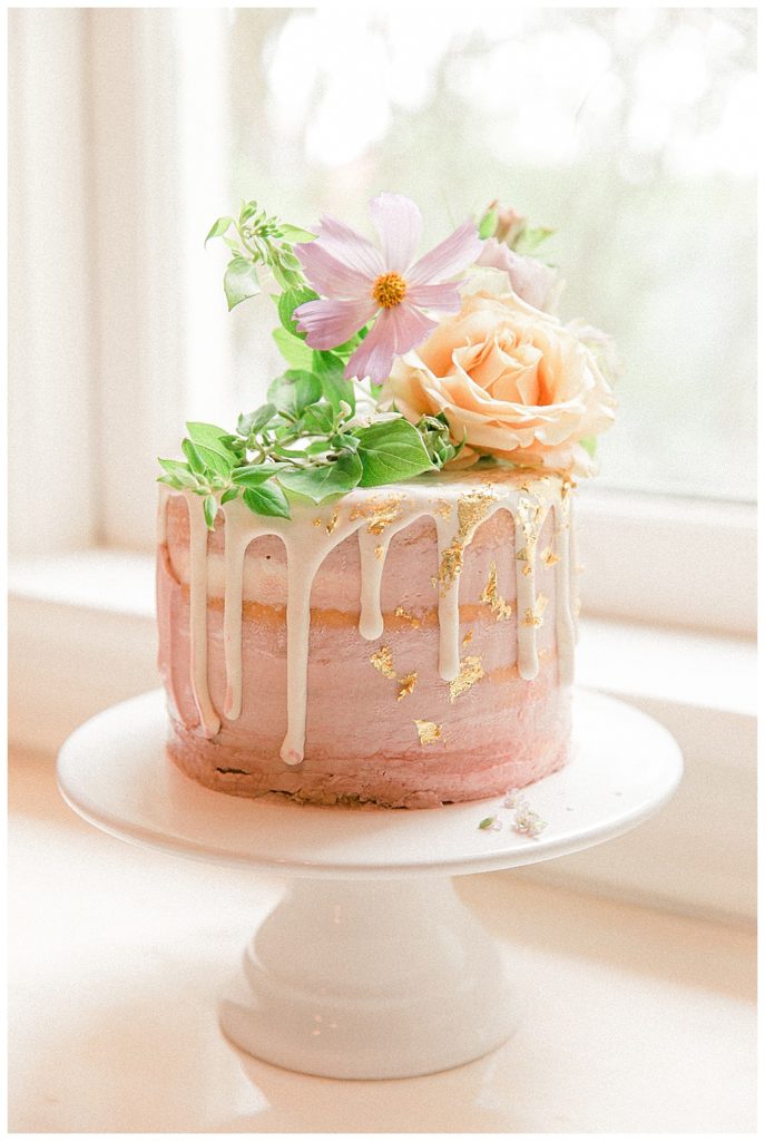 Blush wedding cake with floral deco