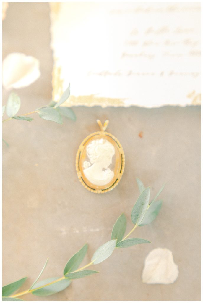 gold silhouette cameo