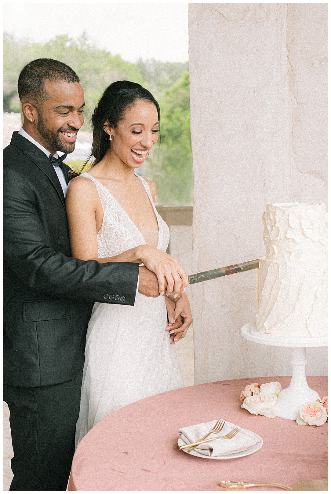 bride and groom cutting into cake at villa antonia
