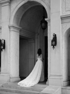 A bride walks into the building of her Commodore Perry Estate wedding