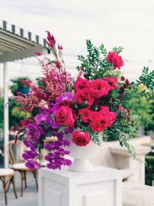 A vase of flowers for a Commodore Perry Estate wedding.