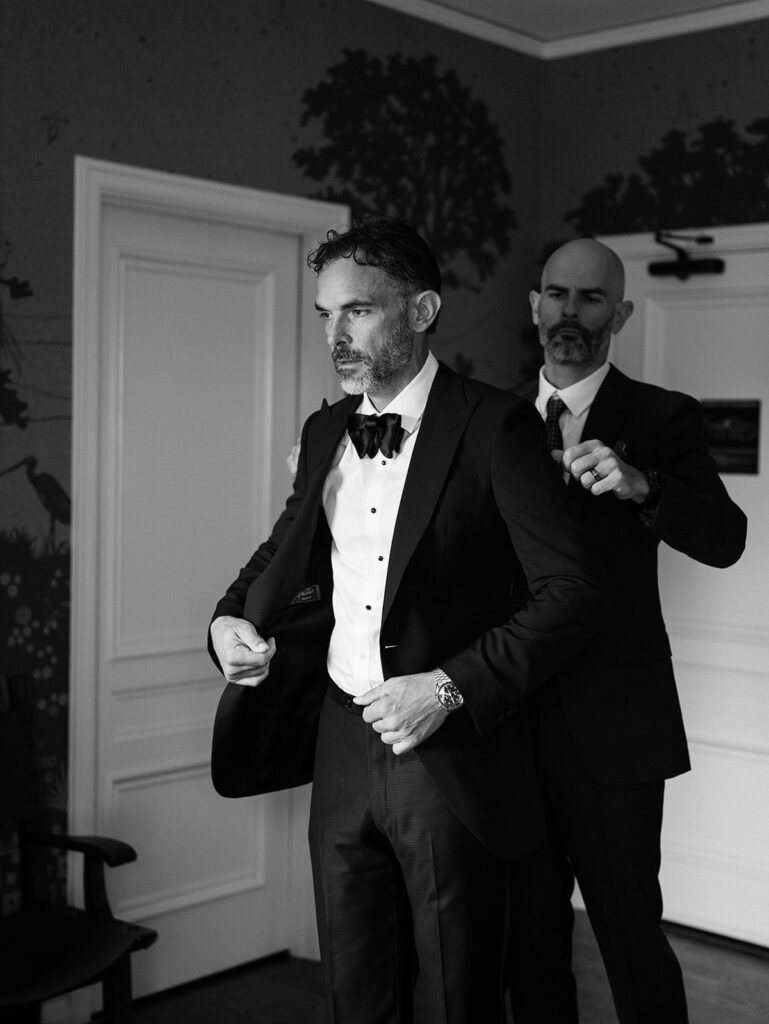 A groom prepares for his wedding day with his friends with plenty of time thanks to his peaceful wedding photography timeline.